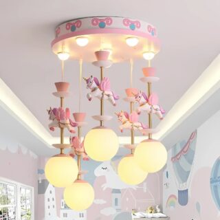 Plafonnier chambre bébé carrousel de licornes blanc et rose. 5 licornes avec 5 boules lumineuses en dessous. 5 lumières sur le socle rond du carrousel. Dans une chambre avec des murs pastel dans les tons rose et blanc.