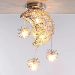 Plafonnier original en forme de lune en fil de métal tressé avec 3 étoiles suspendues. La lumière est jaune.