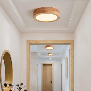 Plafonnier LED circulaire en bois style nordique dans un couloir aux murs blancs