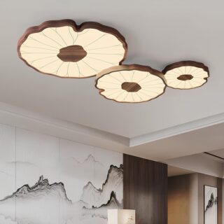 Plafonnier led coeur de forêt sur un plafond blanc près d'un mur papier peint aux motifs montagneux