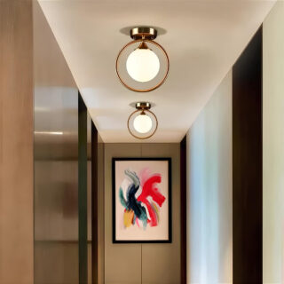Lampe plafonnier en verre cerclé dans un couloir avec un tableau d'art abstrait dans le fond