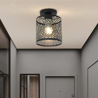 Plafonnier scandinave effet cage d'oiseau noir dans un couloir aux murs gris