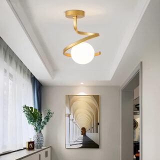 Plafonnier LED sphérique en spirale doré dans un couloir décoré d'une plante, d'un tableau et de rideaux