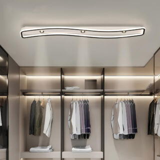 Plafonnier led ondulant à spots noir et blanc dans un dressing homme