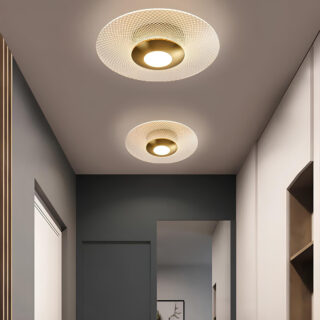 Plafonnier LED en soucoupe striée en deux exemplaires dans un couloir