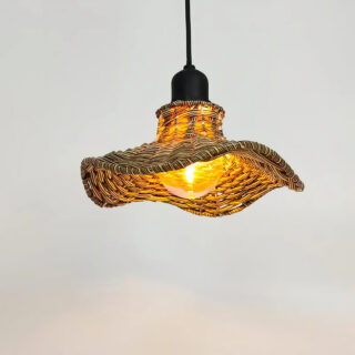 Plafonnier en rotin à pile sur fond beige en fonction avec une lumière chaude.