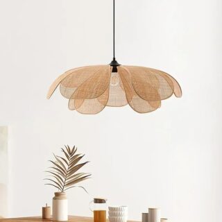 Plafonnier japonais en forme de pétale en rotin de couleur beige, mit en relief dans une pièce éclairée sur fond blanc cassé