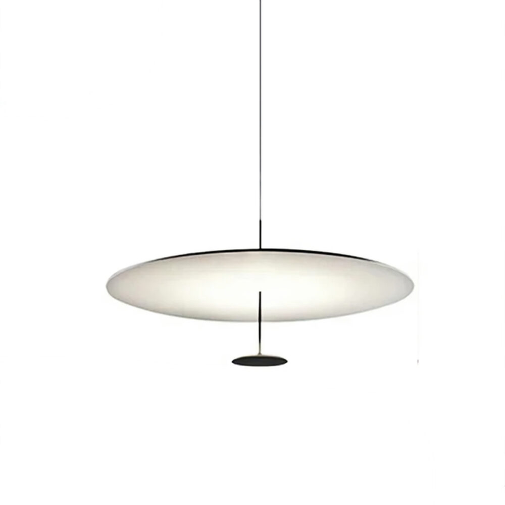 Plafonnier au design italien raffiné en forme d'assiette suspendu sur fond blanc.