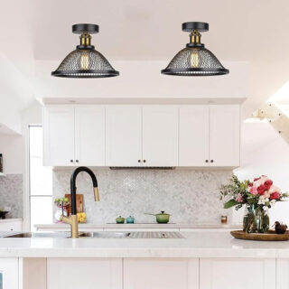 Plafonnier de cuisine de style rétro industriel noir dans une élégante cuisine moderne.