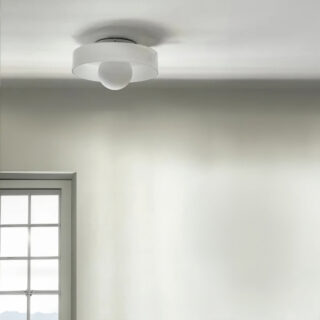 Plafonnier de cuisine vintage en verre blanc dans une cuisine.