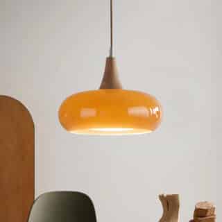 Plafonnier suspendu rétro chic en verre et bois de couleur orange.