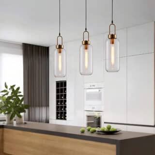 Plafonnier en verre au style épuré avec une ampoule led dans une cuisine suspendu au-dessus d'un plan de travail.