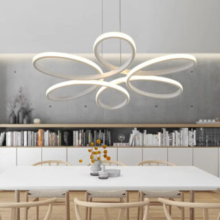 Plafonnier led fleur de lumière avec un design fleural de couleur blance mit en situation suspendue dans au-dessus d'une table.
