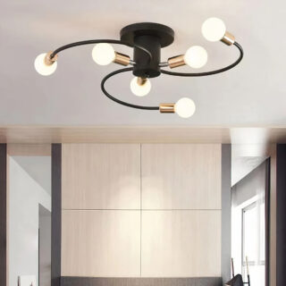 Plafonnier de forme orbitale en fer forgé noir, installé dans une chambre parentale.