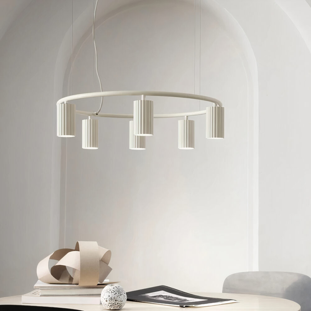 IMG_29_03_25_plafonnier_design_lumiere_orientable_07.jpg Plafonnier design à lumière orientable blanc de forme circulaire suspendu au-dessus d'une table.