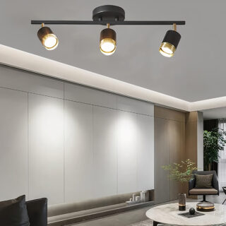 Plafonnier design noir et or orientable trois spot mit en situation dans un salon.