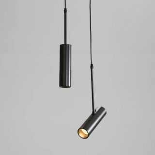 Plafonnier orientable suspendu de forme cylindrique noir.