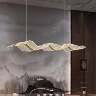 Plafonnier LED transparent et doré suspendu au plafond, au design ondulé et lumineux.