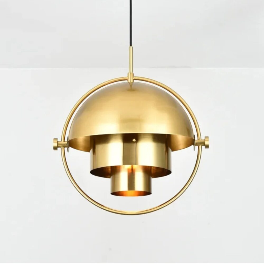 IMG_Plafonnier_design_sphère_dorée_modulable 3 Plafonnier suspendu en forme de sphère dorée modulable avec des cylindre de différentes tailles à l'intérieur.