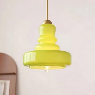 Luminaire plafonnier rétro en verre original de couleur verte suspendue par un câble doré. L'ampoule est allumée.
