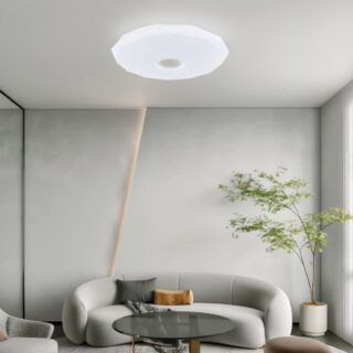 Plafonnier en forme de diamant qui donne une lumière blanche dans un salon