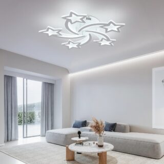 Plafonnier intelligent au design étoilé de couleur blanc avec 5 LED en forme d'étoiles, il se situe dans un salon avec un canapé beige et une table basse, sur fond blanc