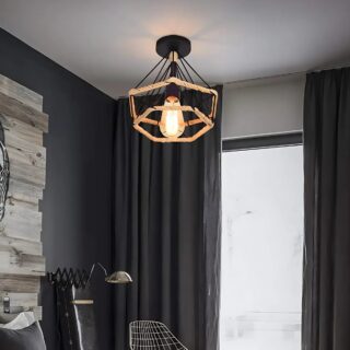 Plafonnier industriel en corde et métal avec une ampoule allumée qui diffuse une lumière jaune. Le plafonnier est fixé dans une pièce avec une fenêtre et des gros rideaux gris anthracite, un mur sombre sur la gauche, une lampe accrochée au mur et une chaise en métal blanc devant la fenêtre.