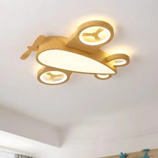 Plafonnier naturel en bois en forme d'avion. En bois naturel, sur chaque aile une hélice ainsi que sur le nez de l'avion. L'éclairage par LED est jaune sur les contours des ailes et le centre de l'avion. Fixé sur un plafond blanc.