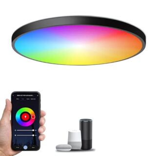 Plafonnier rond en LED connecté de couleur noir avec sa télécommande et ses assistants vocaux, sur fond blanc