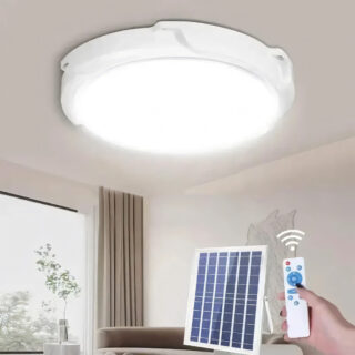 Plafonnier sans branchement électrique avec panneau solaire monté au plafond, avec des rideaux en arrière-plan, accompagné d’un panneau solaire et d’une télécommande en dessous.