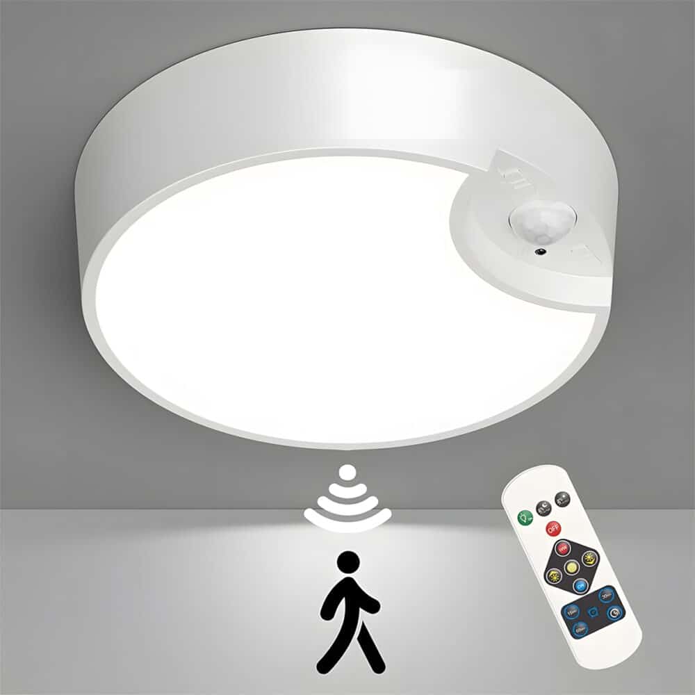 Plafonnier sans branchement électrique rechargeable fixé au plafond, avec détecteur de mouvement et télécommande, diffusant une lumière uniforme.