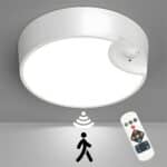 Plafonnier sans branchement électrique rechargeable fixé au plafond, avec détecteur de mouvement et télécommande, diffusant une lumière uniforme.