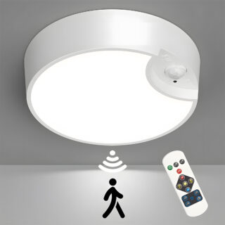 Plafonnier sans branchement électrique rechargeable fixé au plafond, avec détecteur de mouvement et télécommande, diffusant une lumière uniforme.
