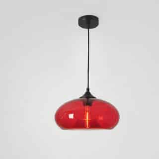 Luminaire plafonnier rouge en verre soufflé suspendu sur un fond gris.