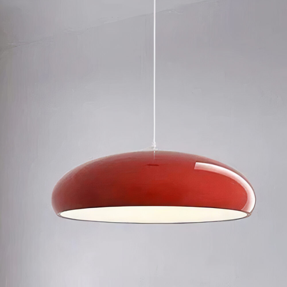 Plafonnier design à la couleur rouge intense en forme de dôme en aluminium sur fond gris.