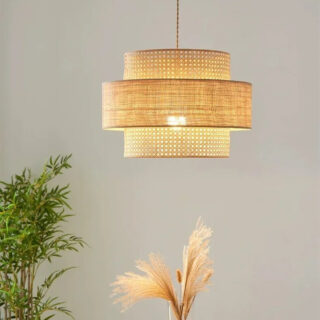 Plafonnier luminaire cannage beige suspendu sur fond gris de forme ronde et cylindrique.