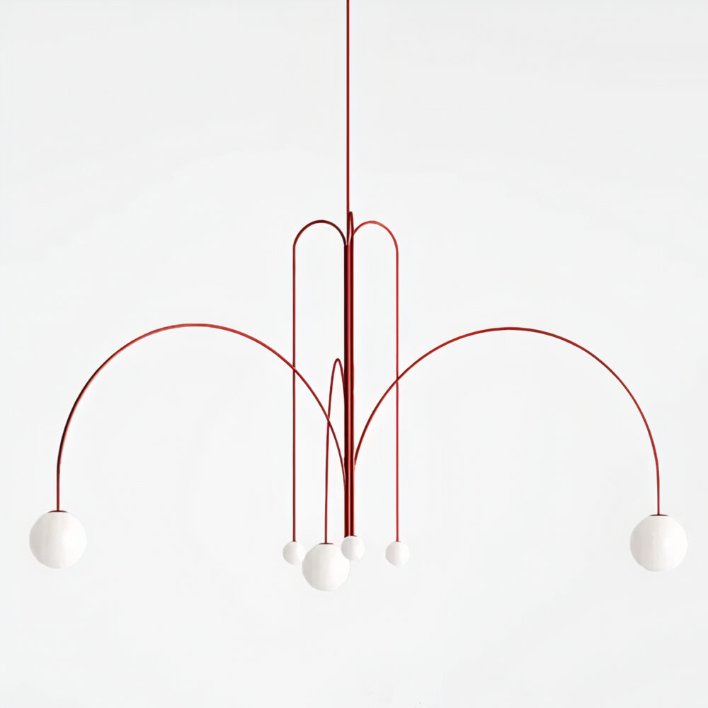 Plafonnier moderne orbitale rouge en métal et globe en verre sur fond blanc.