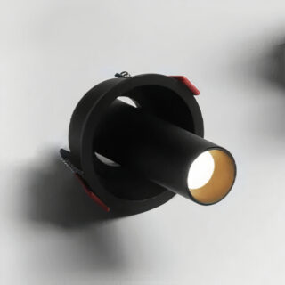 Plafonnier noir de forme cylindrique orientable permettant un faisceau de lumière ciblée sur fond gris.