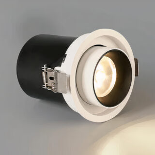 Plafonnier spot directionnel design de petite taille blanc sur fond gris.