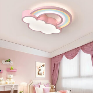 Plafonnier nuage arc-en-ciel dans une chambre d'adolescente girly aux tons roses