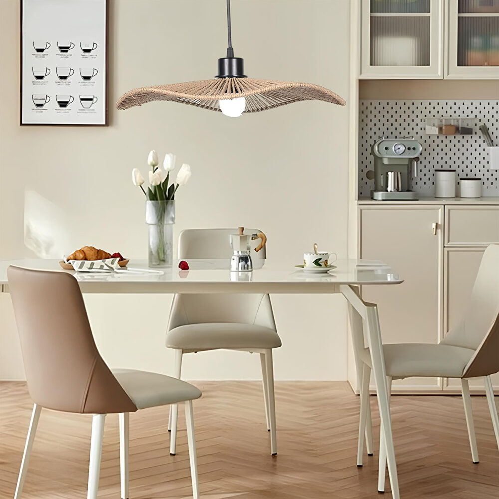 Abat-jour en corde de papier tissé monté sur une suspension au dessus d'une table à manger dans une pièce aux tons crème