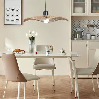 Abat-jour en corde de papier tissé monté sur une suspension au dessus d'une table à manger dans une pièce aux tons crème
