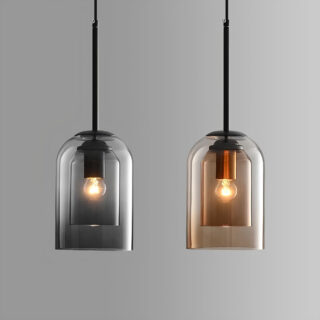 Plafonnier suspendu en duo de verre fumé en double exemplaire disposé devant un mur gris.