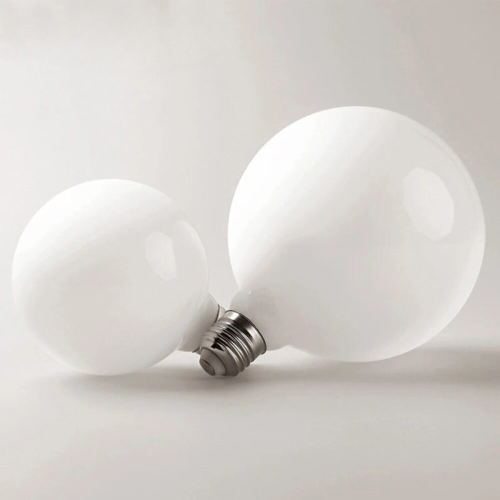 IMG_04_2025_Ampoule_plafonnier_LED_globe_en_verre_dépoli_1 Ampoules plafonnier LED globe blanches en verre dépoli sur fond blanc