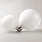 Ampoules plafonnier LED globe blanches en verre dépoli sur fond blanc