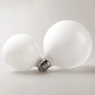 Ampoules plafonnier LED globe blanches en verre dépoli sur fond blanc
