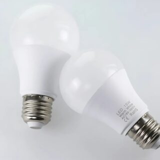 Ampoules plafonnier LED E27 sur fond blanc
