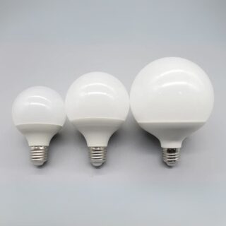 Ampoules plafonnier globe blanches sur fond gris