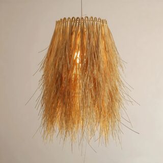 Lustre plafonnier suspendu circulaire en paille sur fond beige