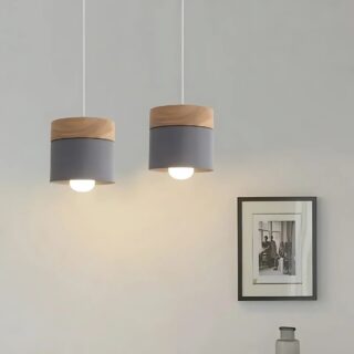 Plafonnier naturel en bois et en métal gris sur fond blanc